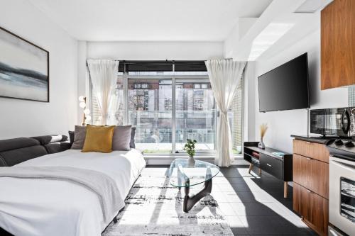 Downtown Condo with Balcony and Free Parking near Gastown for 5