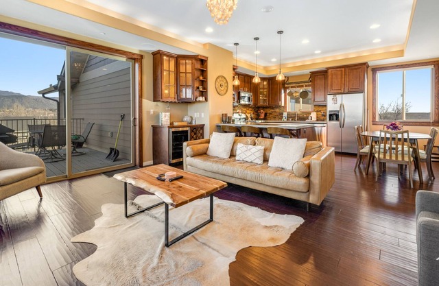 Downtown Condo with Private Hot Tub, WiFi, Washer/Dryer, and Rooftop Balcony