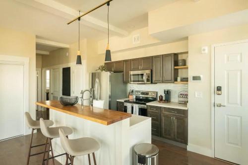 Downtown, contemporary, 2 bedroom, Roof Terrace! 3B