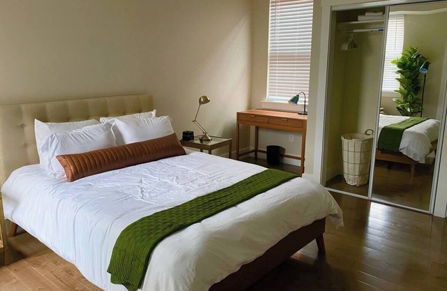 Downtown, contemporary, 2 bedroom, Roof Terrace! 4B