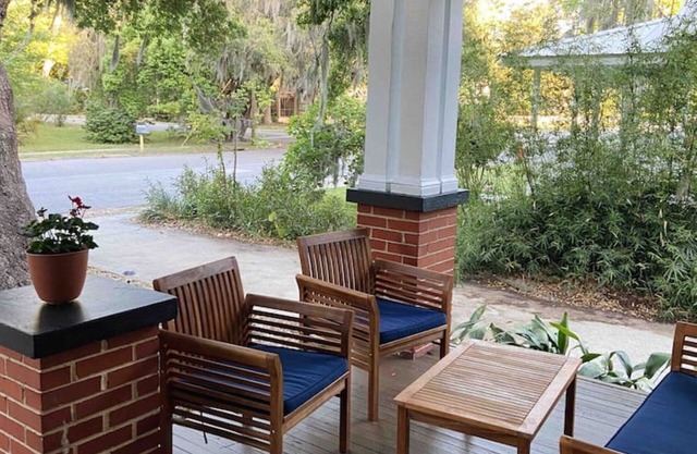 Downtown Cottage. Bright Newly Renovated 1920's home!