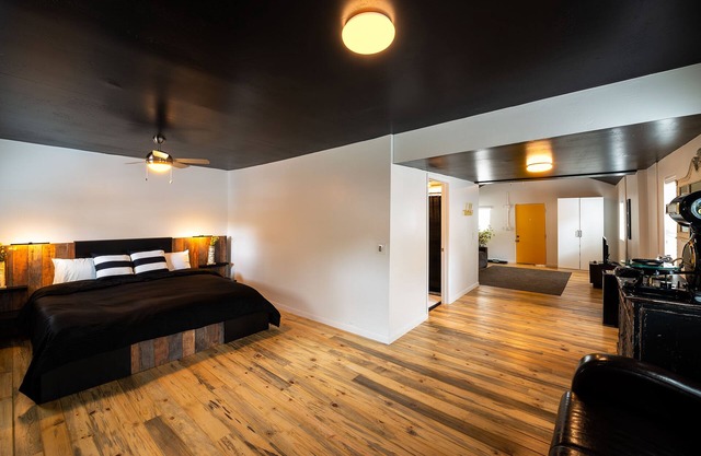 Downtown Contemporary / Vintage con pisos de madera, impecable!