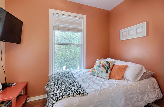 Downtown Cozy Small Loft / Sleep 2 / Walk To 6th St-ACL-SXSW-Shops-Many Restaurants