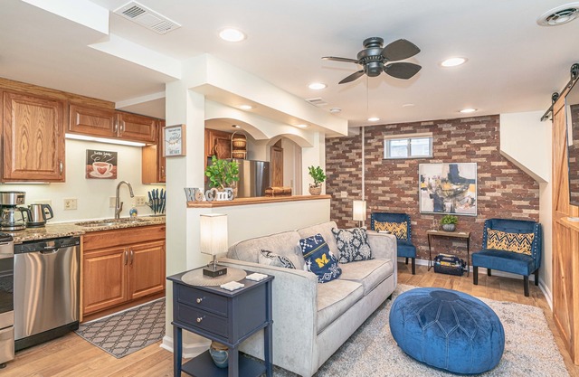 Downtown Delight! Cozy, 1 Bedroom garden apartment