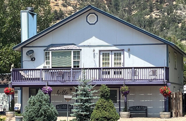 DOWNTOWN DOLORES COLORADO w/river access - Stay at Cozy Comfort Inn, Dolores, CO
