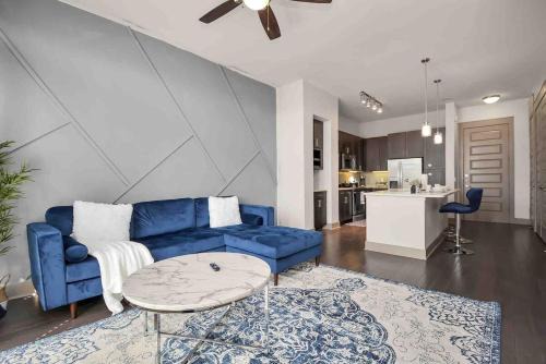 Downtown Elegance Upscale Houston King Retreat