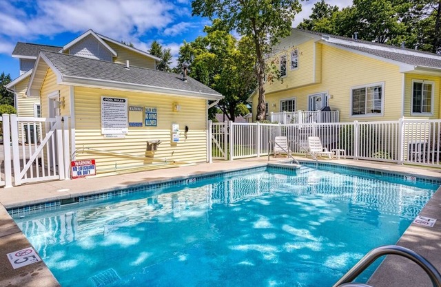 Downtown Fish Creek- community pool, walking distance from restaurants and bars