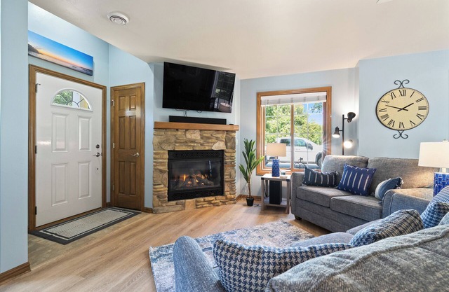 Downtown Fish Creek-Community Pool and walking distance to bars and restaurants!