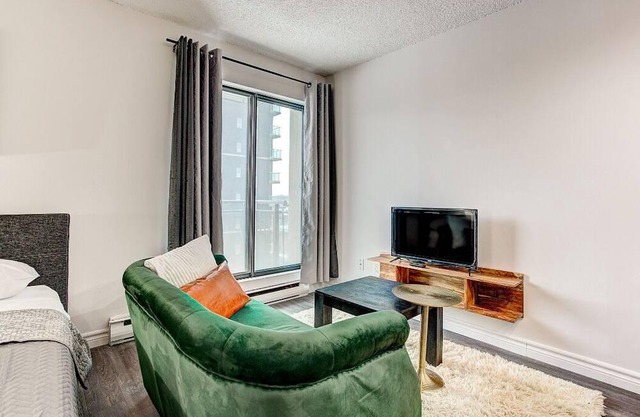 Downtown Fun Space /W Balcony And Queen Bed