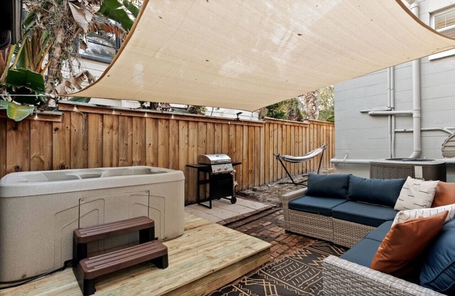 Downtown Gem w/ Jacuzzi + Basketball + Games!