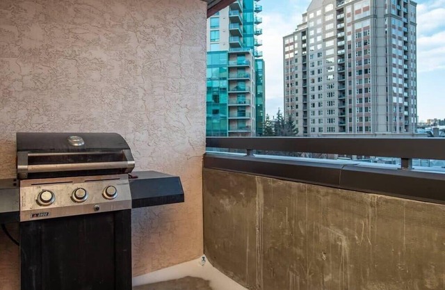 Downtown Gem w/ Parking and Wifi near Tower!