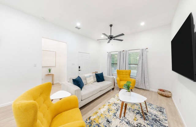 Downtown home with private parking