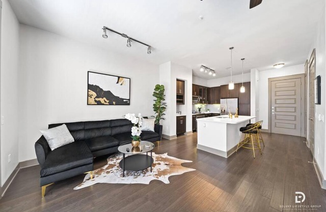 Downtown Houston Deluxe King Suite with Spa Amenities, Pool and Free Parking