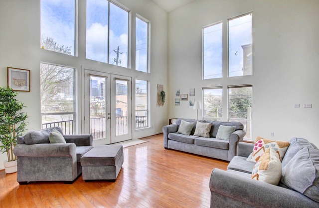 Downtown Houston Townhome w/ City Views!