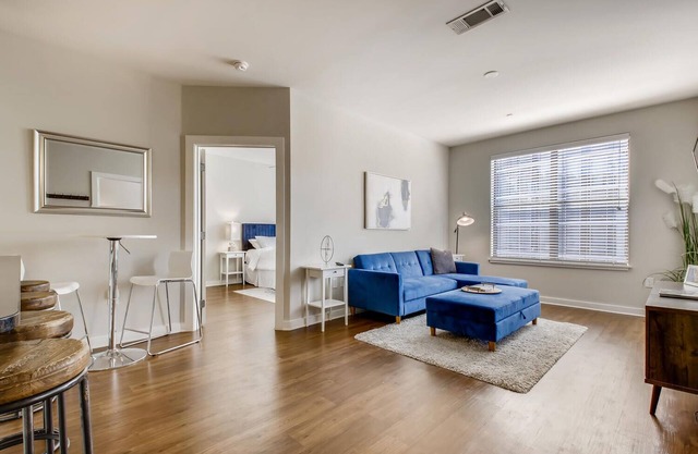 Downtown in the Gulch - Spacious 2bed/2bath - Walk to Broadway!
