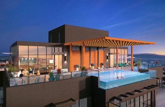 Downtown Kelowna Modern 1 Bed 1 Bath Condo + Parking.