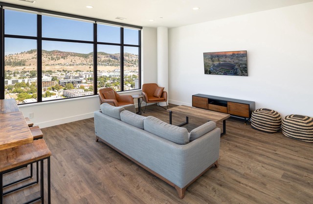 Downtown Kelowna Tropical Oasis in the heart of the Cultural District. Location!