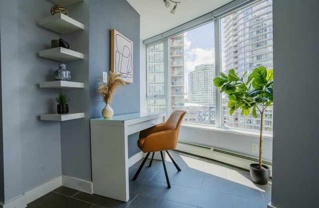 Downtown King Suite-Surround Views-Pool/Gym/Parkng