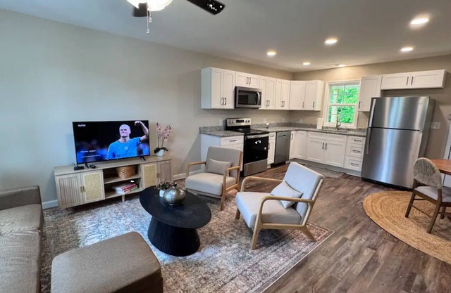 Downtown Liberty’s New Modern Cozy 4 Bed Townhome