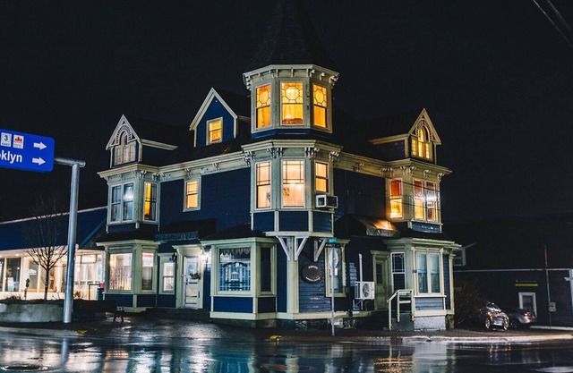 Downtown Liverpool elegant suite, antiques, wood floors, in historic Queen Anne