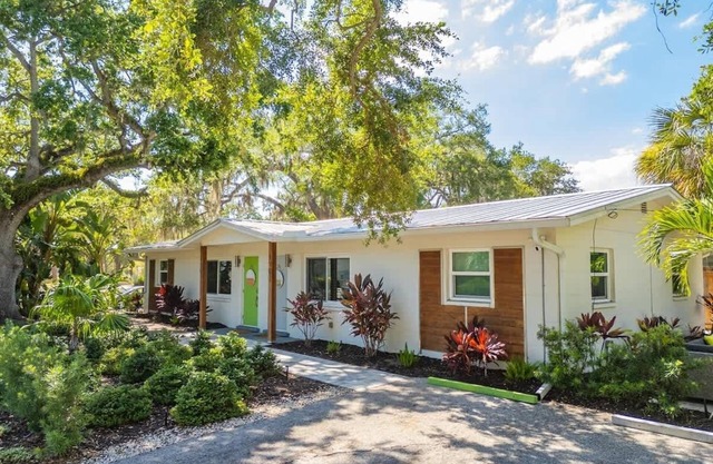 Downtown Living, Steps to Parks, Newly Furnished