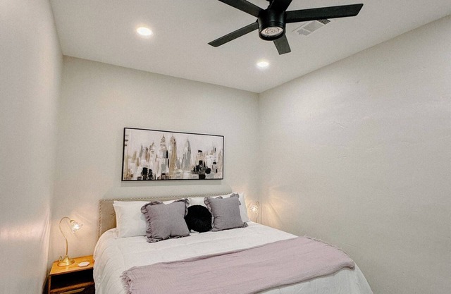 Downtown Loft Cozy 1-bedroom apartment in adorable Aberdeen with WiFi