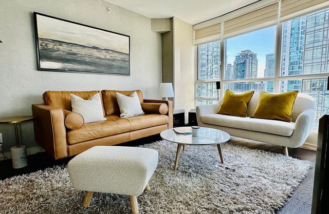 Downtown Luxury 2 bdr, 2 bath & den.