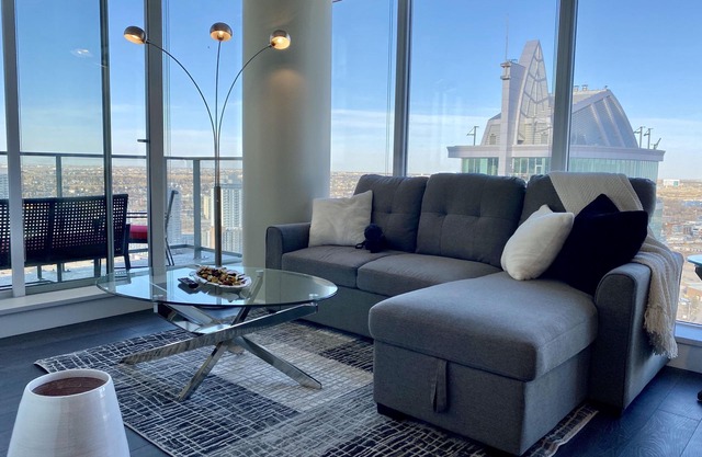 Downtown Luxury Condo in Tallest Calgary Building 35 floor