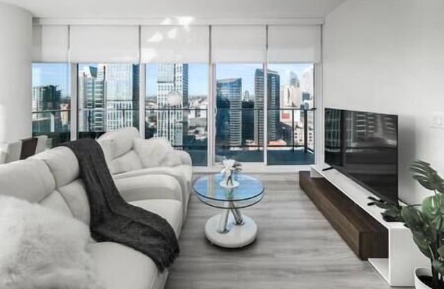 Downtown Luxury condo near Stampede/BMO center/LRT/free parking/gym