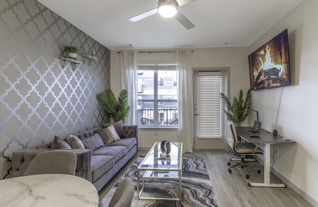 Downtown Luxury Oasis: King Bed, Gym, Parking