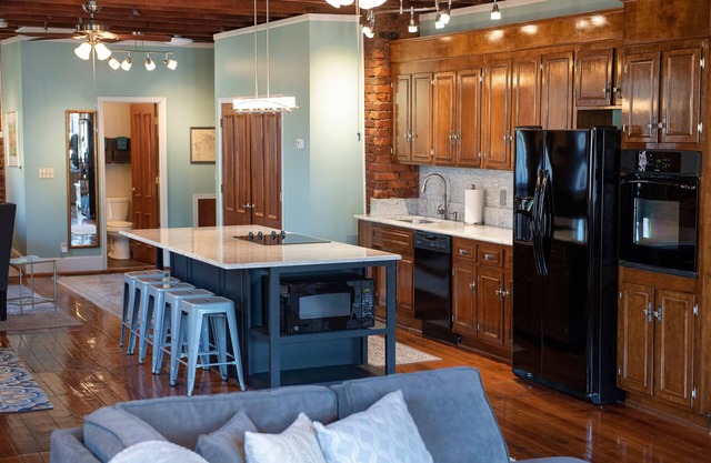 Downtown Lynchburg Historic Loft en Main Street con estacionamiento