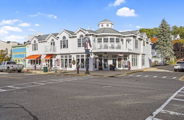 DOWNTOWN! MAIN STREET!! Minutes from the Ski Hills!