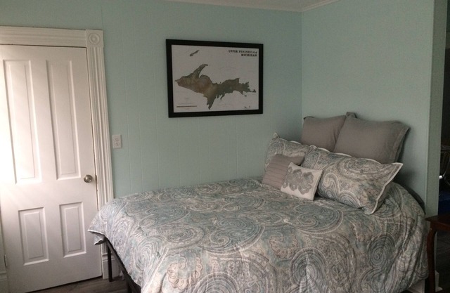 ¡Apartamento remodelado en el centro de Marquette!