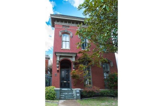Downtown Memphis Queen's Library with balcony Apt 201
