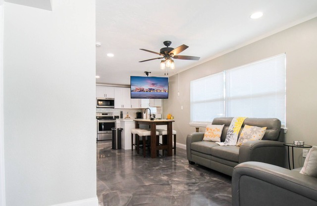 Downtown Modern Retreat, Sunflower