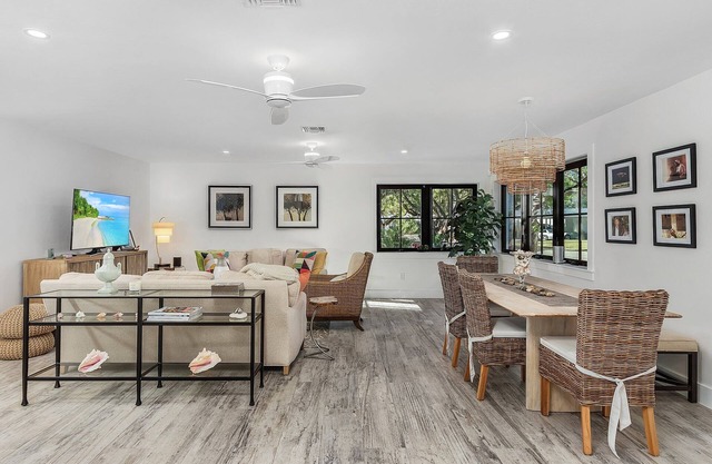 DOWNTOWN Naples Pool Home in Lake Park!! Walk/bike/ drive to the beach!