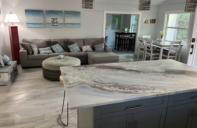 Downtown NaplesLake Park,1 mile to the beach,backyard pool,hot tub,fire pit.