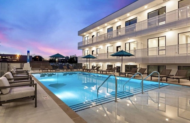 Downtown Nashville/ Gulch Luxury Condo- Sleeps 6