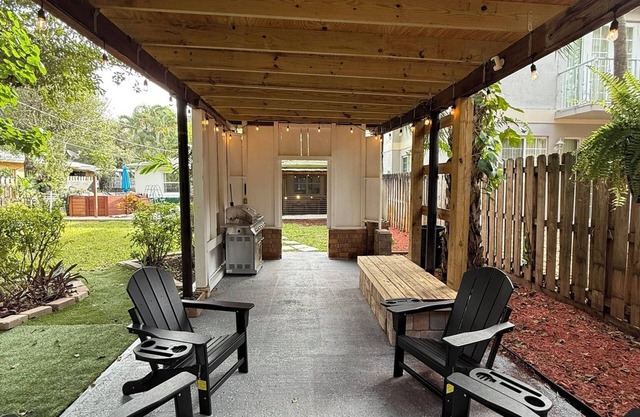 Downtown Oasis, cozy backyard, near airport/cruise