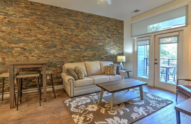 Nuevo condominio de lujo en el corazón del centro de Asheville ~ 55 S. Market St. # 208