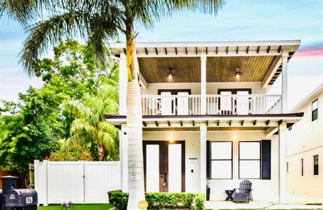 Downtown, Pets, 2-Car Garage, Beach & St. Armands
