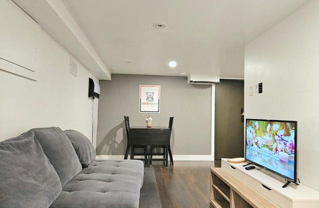 Downtown Queen and King St - Lower Suite