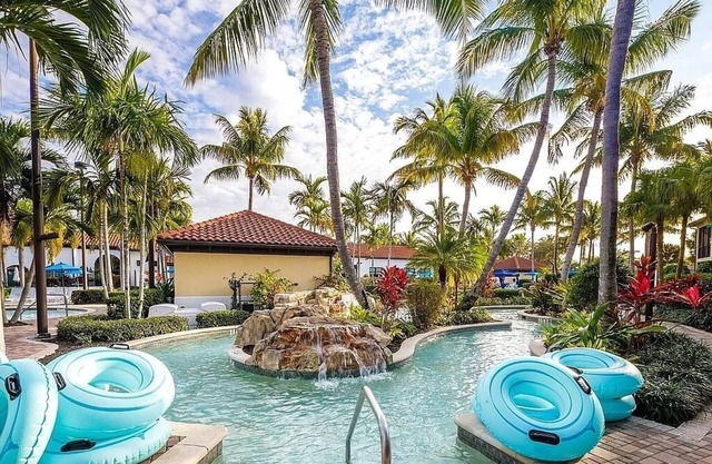 Resort Condo by 5th Ave S., Shops, Restaurants & the Beach. Fantastic Amenities!