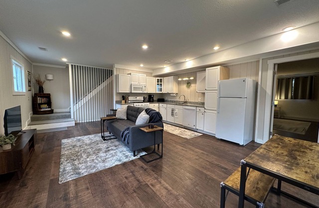 Downtown Retreat: Dog-Friendly Haven for 30+ Day Stays! 1 mile to downtown.