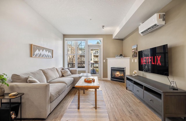 Downtown River Condo: AC, near Saddledome, Free Underground Parking