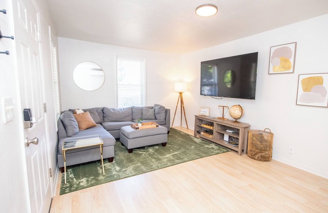 Downtown Rogue River, Game Room, 70" Smart TV, Two Minutes to I-5