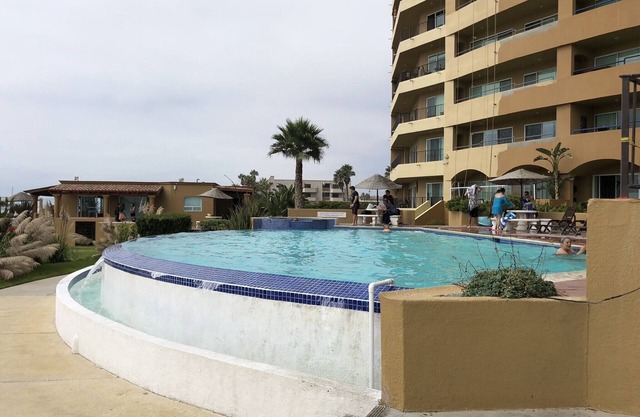 Condominio frente a la playa y arena