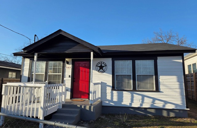 Downtown SA Home 1 block from Alamodome, minutes from Downtown/Pearl/Southtown