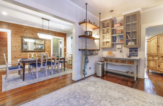 Texas Sized Bungalow -Updated 1927 home located in Mahncke Park