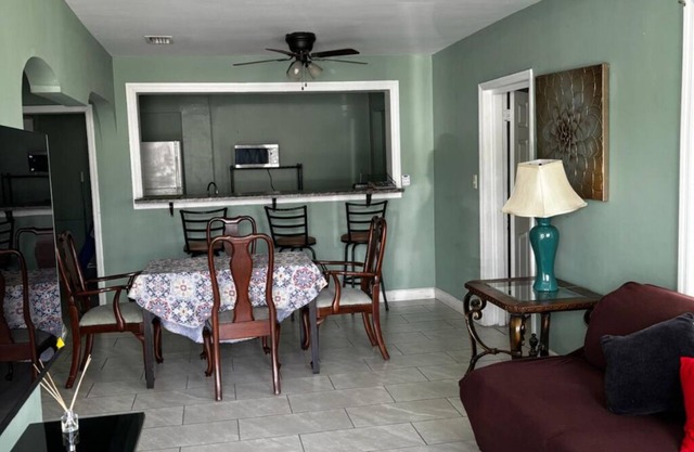 Pet-Friendly Downtown Sarasota House-3BR/2BA for Couples,Friends, Beaches 7mins